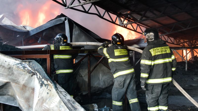 Při ukrajinských náletech v Rusku zemřely dvě děti, tvrdí úřady. Sklady zboží hoří