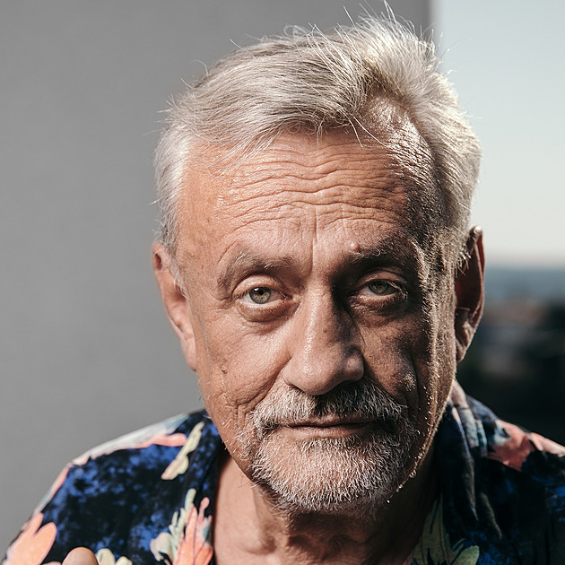 Vnoučata učím sprostý říkanky, aby měla ve škole čím zaujmout, říkal Richard Tesařík