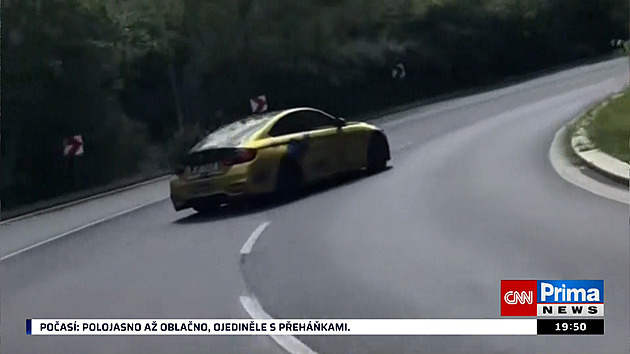 VIDEO: Extrémně nebezpečná jízda. Řidič ve městě driftoval za plného provozu