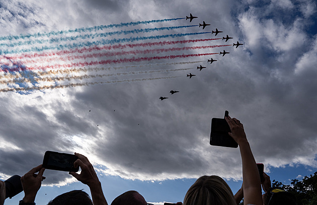 V pátek hlavy vzhůru. Nad Prahou opět prolétnou legendární britští Red Arrows