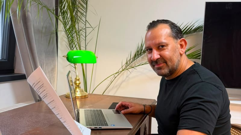 Začínal jako instalatér, skončil mezi prezidenty. Teď chce dobýt i svět knih