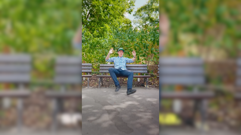 Nejhorší předvolební píseň: Ty, ty, ty, odzpívá Grolich. Pak ho hodí do Vltavy