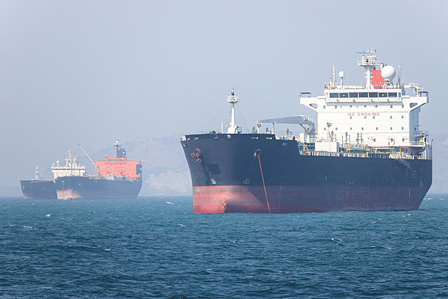 Íránci zaútočili na ropný tanker v Hormuzském průlivu. Loď začala hořet