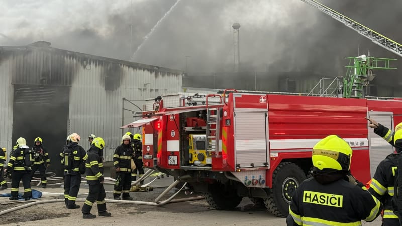 Hasiči zdolali požár průmyslové haly v Rynholci. Škoda bude až 400 milionů