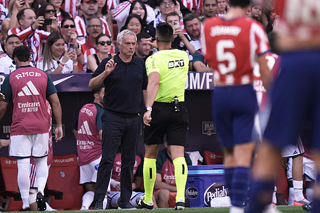 Zápas rozhodl otřesný výkon sudího, čertí se Real. Mourinho ukazoval fotky faulů