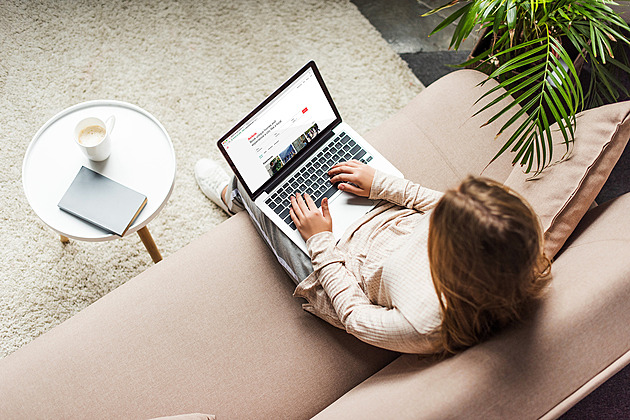 Až tři dny týdně doma. Soukromníci home office omezují, ve veřejném sektoru roste