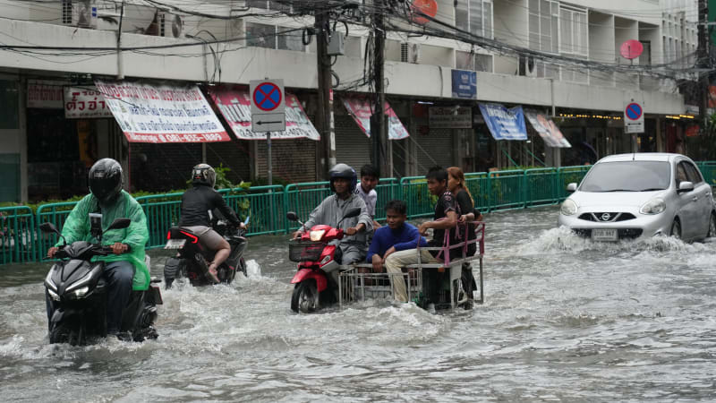 OBRAZEM: Paralyzovaný Bangkok. Ulice zmizely pod vodou, platí stav ohrožení