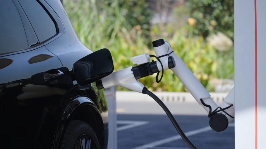 Geely představilo nabíječku budoucnosti, s 2,25 MW nabije elektromobil za pár minut