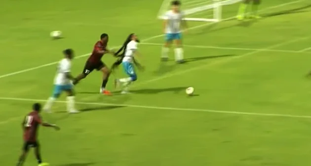 Bizarní vyloučení v americké Lize národů. Fotbalisté tahali soupeře za dlouhé dredy