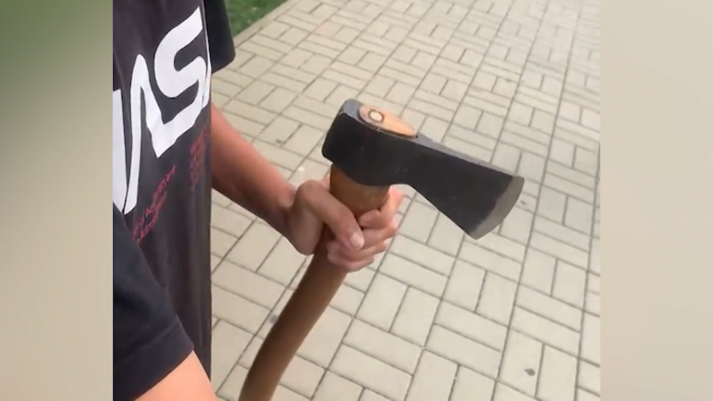 Děsivý incident před slovenskou školou: Mladík hrozil dětem sekerou, žáci scénu natočili