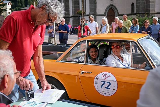 Autodědečci dováděli v alpských vracečkách. Pojďte na start závodu za protěží