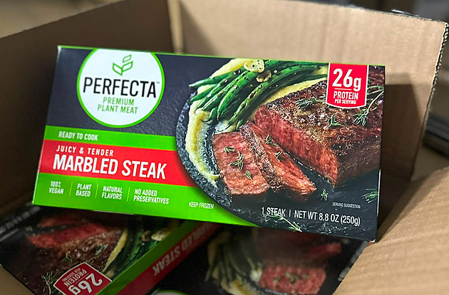 Jak chutná steak z 3D tiskárny. Regály v USA dobývá další výrobce rostlinného masa
