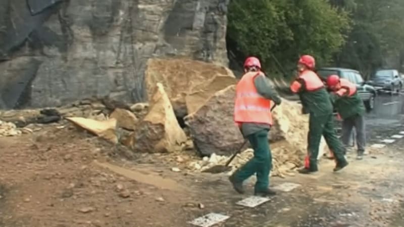 Tuny balvanů se zřítily v Hřensku u hotelů. Dopadly na rušné parkoviště