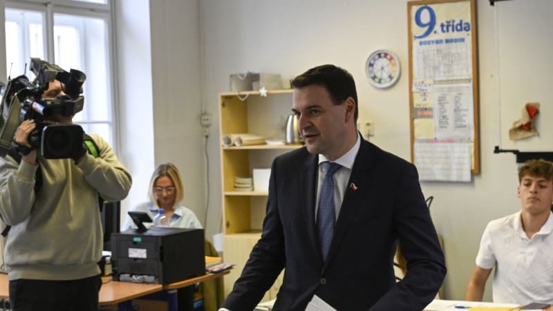 Motoristé ve volební euforii: První mandát v prezidentově Černoučku, slaví Macinka i Turek