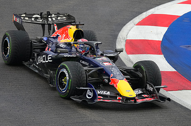 F1 ONLINE: Strategické bitvě v Singapuru vládne Verstappen, soupeři nestačí