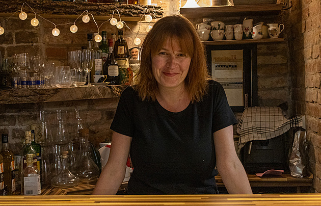 Někdejší divadelnice vsadila na naprostý punk. Umění vyměnila za vrtačku a gastro