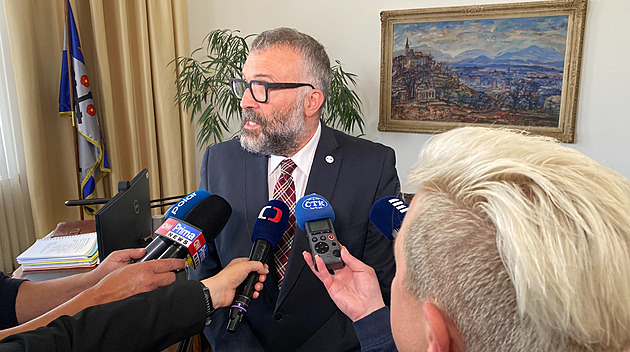 Výsledky senátních voleb: Sčítání vrcholí. Vítězí Korč, náskok mají i Kazík a Šimetka