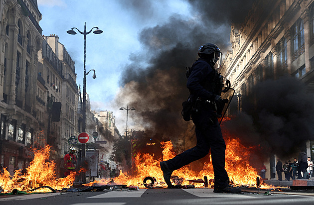 Francie vře. Demonstranti pronikli do radnice v Marseille, křičeli hesla o revoluci