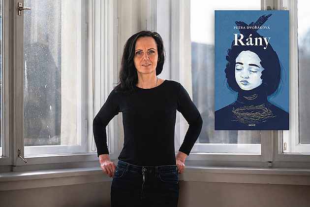 RECENZE: Díky za každou novou ránu. Petra Dvořáková se vrací do rodinného pekla