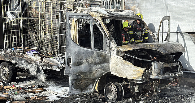 Požár dodávky v Praze. Oheň se rozšířil i na vedlejší budovu, lidé stihli včas utéct