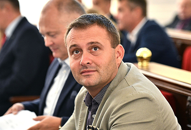 Přivedl kolegu, kterého ale v práci nikdy neviděli. Jak měl exstarosta tunelovat teplárnu