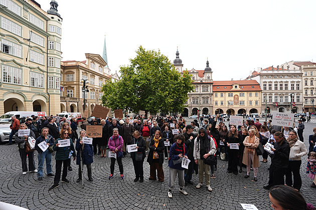 Média nedáme, skandují lidé před Sněmovnou. Vláda podle nich nejedná fér