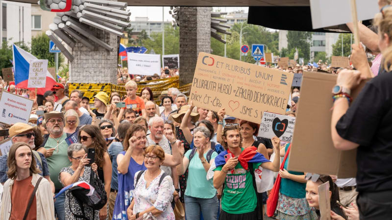 Pracovníci ČT a ČRo jdou do stávky. Reagují tak na přednostní jednání o poplatcích ve Sněmovně