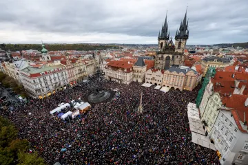 Organizátoři protestu v Praze vyzvali Babiše k debatě o financování ČT a ČRo
