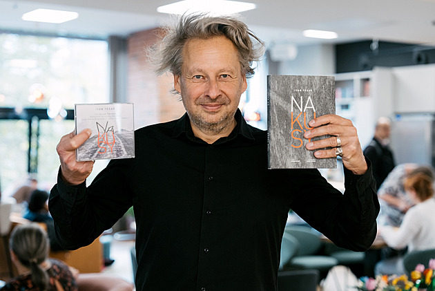 Tesař pokřtil audioverzi knihy Na kusy. Normalizační vzpomínky namluvil Hynek Čermák