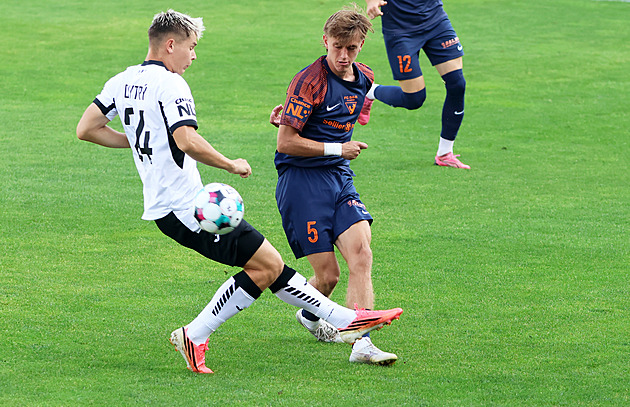Vedoucí Karviná zachránila proti béčku Slavie aspoň bod, Vlašim přehrála Ústí
